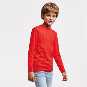 Long-sleeved children’s T-shirts are made of cotton fabric.
